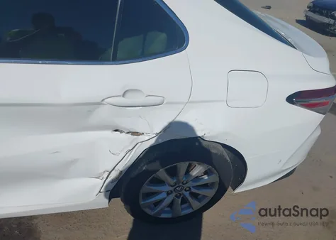 2018 Toyota Camry Le z USA, uszkodzony, nr VIN 4T1B11HK5JU079138